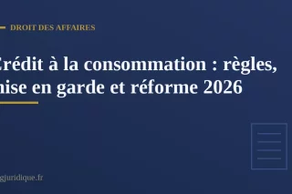 Document contractuel et calculatrice symbolisant l'octroi d'un crédit à la consommation et la vérification de la solvabilité de l'emprunteur