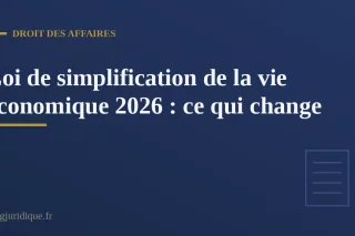 Chef d'entreprise consultant les nouvelles formalités simplifiées issues de la réforme de 2026 sur un ordinateur portable
